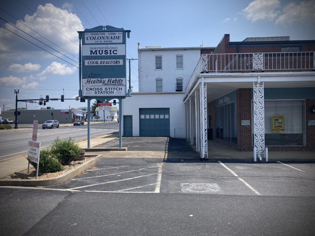 www.augustasigncompany.com-waynesboro-va-colonial-wood-signs